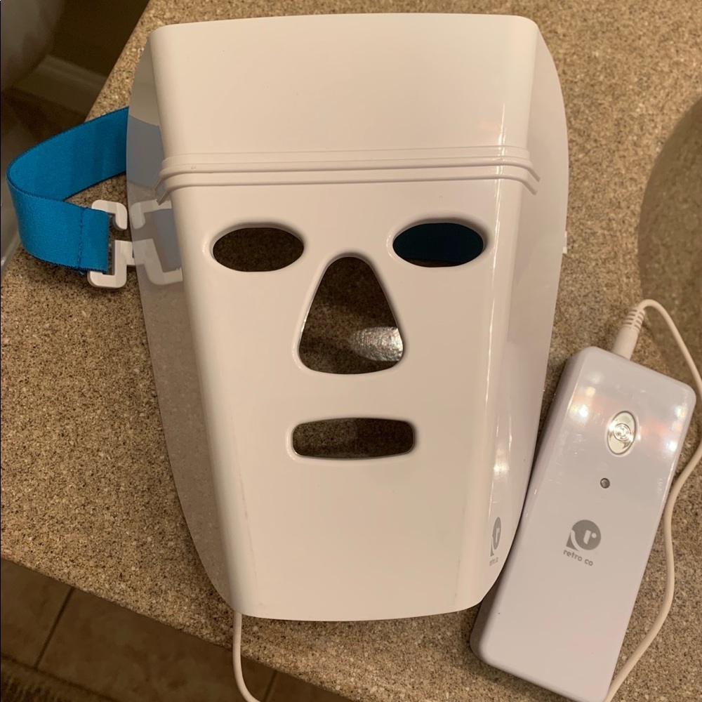 Retro Co Fast Facial LED mask - Picture 2 of 5